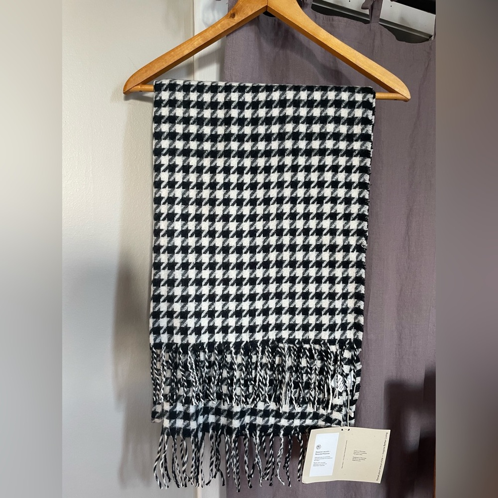Frank and Oak Wool Classic Black and White Houndstooth Scarf
